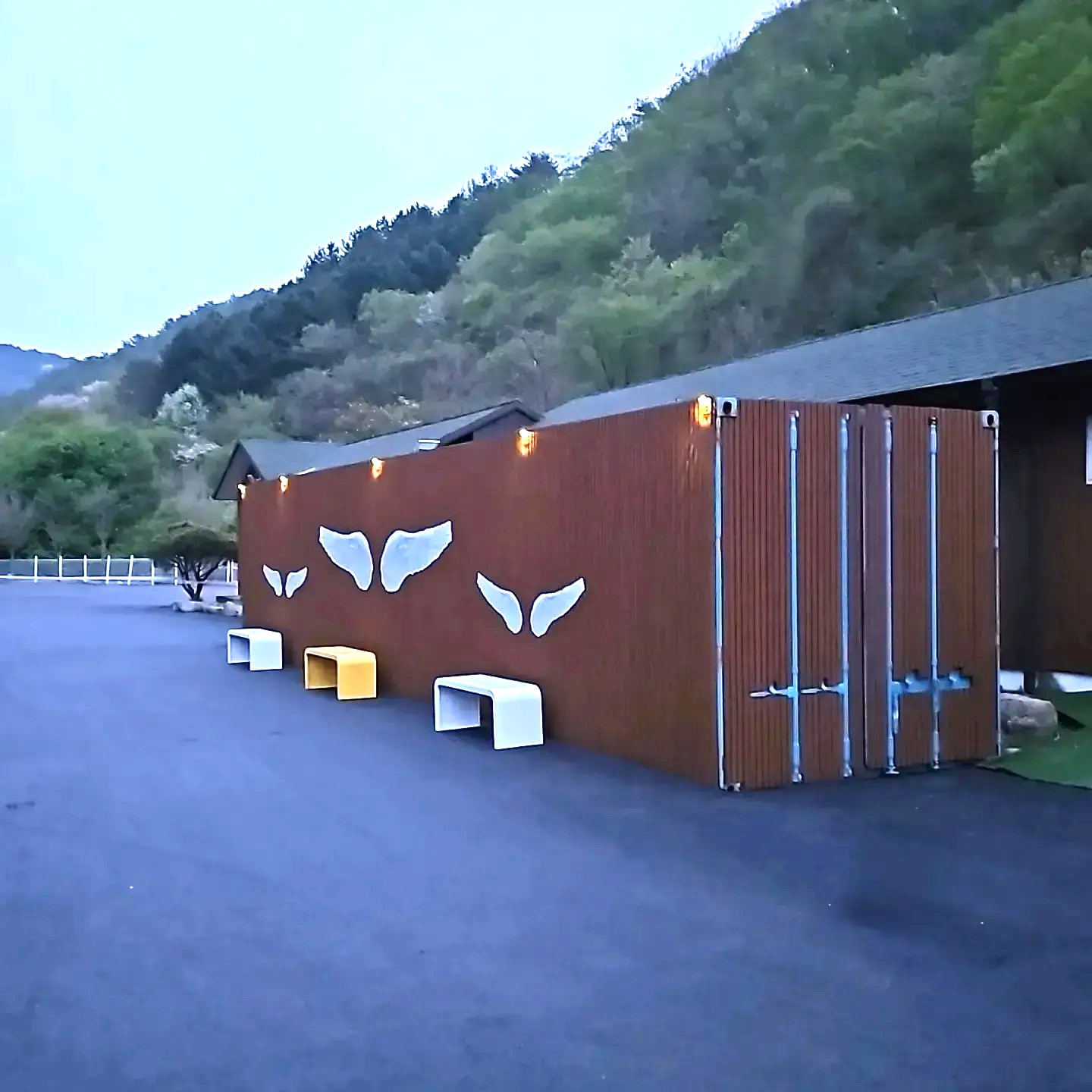 펜션 야간 외관 - 2025년 신규 시설